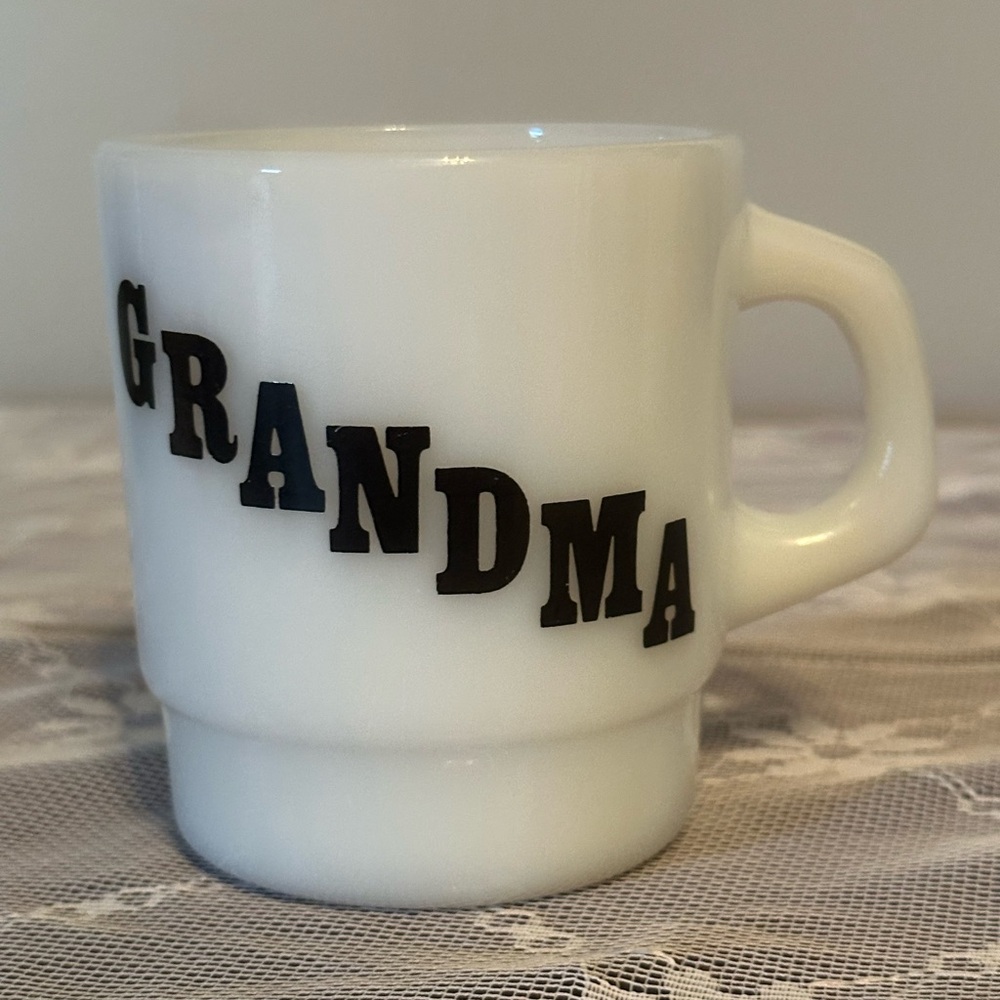 Milk Glass ‘Grandma’ mug by Termocrisa